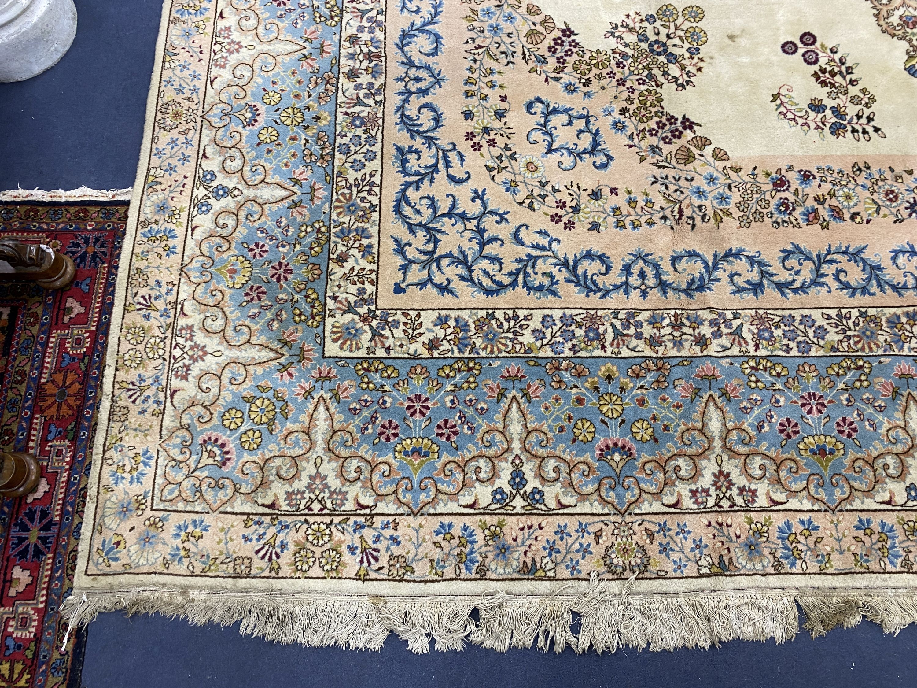 A large Kirman ivory ground carpet, 500 x 410cm